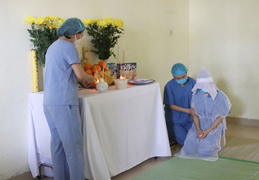 Không thể bên mẹ lần cuối, nữ điều dưỡng bái vọng trước bàn thờ ở khu cách ly