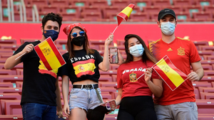 Dân châu Âu xem EURO 2020: Hành trình khắc nghiệt giữa mùa COVID-19