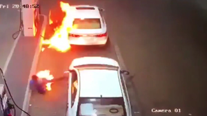 Video: Dừng đổ xăng, ô tô bốc cháy dữ dội