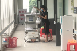 Video: Robot đưa cơm, phát thuốc cho bệnh nhân COVID-19 ở tâm dịch Bắc Giang 