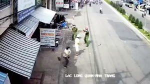 Video: Công an Khánh Hòa bị người đàn ông cầm dao đe dọa, dân vác gậy giải vây