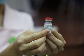 Hà Nội: Thêm một huyện thu hồi văn bản tiêm vaccine COVID-19 phải trả phí