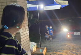 Xúc động cuộc gặp trước cổng viện của nữ điều dưỡng và con trai 3 tuổi