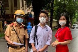 Thí sinh hỏng xe, nhầm địa điểm được cảnh sát đưa đến điểm thi đúng giờ