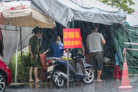 Ảnh: Cán bộ, chiến sĩ Hà Tĩnh dầm mưa tại ‘lá chắn’ chống dịch COVID-19 