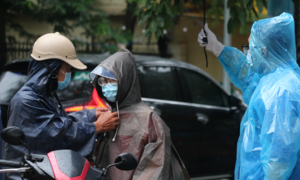 Ảnh: Thí sinh Hà Nội đội mưa tầm tã đi thi vào lớp 10