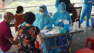 Bảo vệ chợ đầu mối ở TP.HCM nghi mắc COVID-19, lấy mẫu 500 người