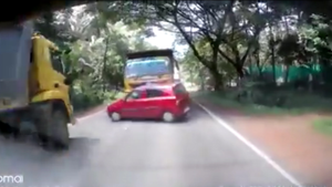 Video: Xe tải vượt ẩu đâm xe hơi xoay ngang đường