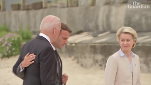 Video: Khoảnh khắc choàng vai thân mật giữa ông Joe Biden và ông Macron tại G7
