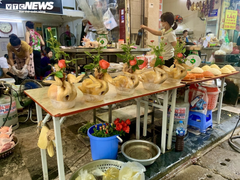 Người Hà Nội tất bật mua sắm đón Tết Đoan Ngọ 