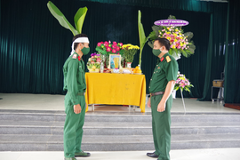 Nén nỗi đau mất cha khi đang chống dịch, chiến sĩ lập bàn thờ bái vọng từ đơn vị