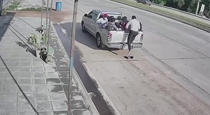 Mất dép vì thói quen lịch sự khi lên ô tô 