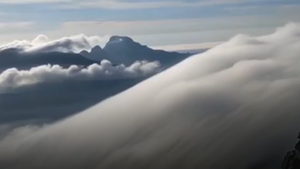 Video: Mây cuồn cuộn như thác nước chảy ngược ở Australia