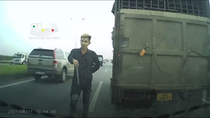 Video: Cầm tuýp sắt chặn đầu ô tô đe dọa tài xế