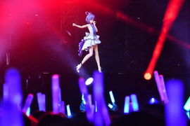 Hàng trăm triệu người Trung Quốc hâm mộ một ca sĩ thần tượng không có thật