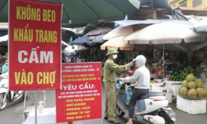 Ký giấy cho dân đi chợ ở tâm dịch Bắc Ninh, chủ tịch xã bị đình chỉ công tác