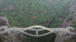 Video: Cây cầu uốn lượn giữa 2 vách núi ở Trung Quốc