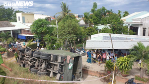 Xe quân đội đâm sập taluy lao xuống vực, 2 người trọng thương