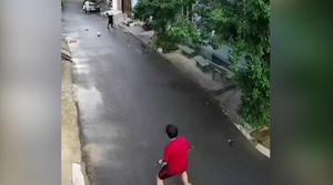 Cú sút bóng thần sầu làm vỡ tan camera hàng xóm