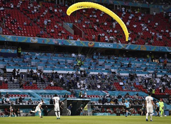 Video: Người biểu tình nhảy dù xuống sân vận động ngay trước trận Pháp - Đức