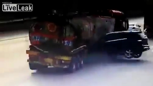 Video: Cố tình vượt đèn đỏ, Mercedes tông xe bồn gãy đôi