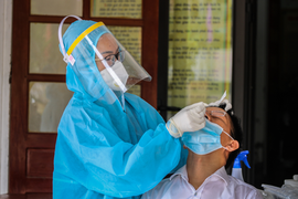 Ảnh: Người dân Hà Tĩnh lấy mẫu xét nghiệm bằng Realtime RT-PCR