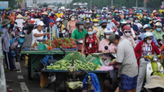 Hai mẹ con bán trái cây gần Công ty PouYuen mắc COVID-19