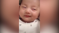 Clip: Em bé 'đá lông nheo' lúc mơ ngủ 