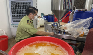 Dùng 'công nghệ xô chậu' sản xuất mỹ phẩm giả ở Hà Nội