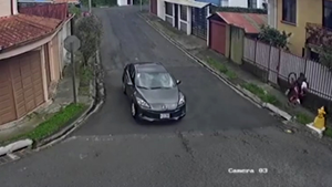 Video: Tránh xe hơi, 2 cậu bé đi xe đạp cắm đầu vào hàng rào