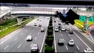 Video: Tông vào cầu vượt trên cao, xe tải 'tưới' nhựa đường xuống xe làn dưới