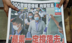 Tổng biên tập Apple Daily bị bắt, dân Hong Kong đổ xô đi mua báo