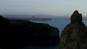 Video: Chàng trai mạo hiểm đi bộ trên dây giữa 2 vách đá ở Scotland