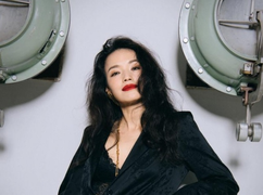 Nhan sắc gây 'bão' của Thư Kỳ ở tuổi 45