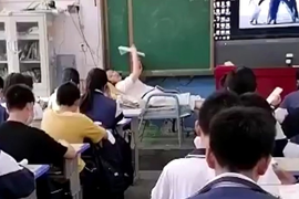 Video: Cô giáo Trung Quốc nằm trên ghế giảng bài