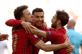 Video: Xem Ronaldo bứt tốc từ sân nhà, sút tung lưới tuyển Đức