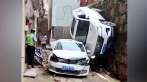 Video: Xe 7 chỗ húc văng xe hơi xuống bệ cao 6m ở Trung Quốc