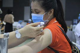 Những hình ảnh đầu tiên trong chiến dịch tiêm vaccine COVID-19 lớn nhất ở TP.HCM