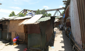 Video: Hà Nội nắng đỉnh điểm, xóm trọ dùng chăn thấm nước phủ lên mái chống nóng
