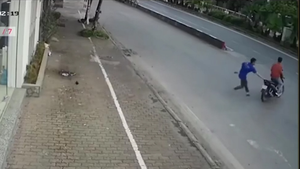 Video: Bị người dân truy đuổi, tên cướp xe máy ngã sấp mặt, chạy thục mạng 