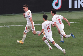 Đan Mạch ngược dòng vào vòng 16 đội, bảng B kết thúc kịch tính như phim