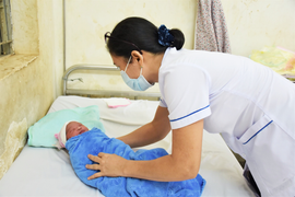 Xót xa bé gái còn nguyên dây rốn bị vứt trước cổng bệnh viện ở Vũng Tàu