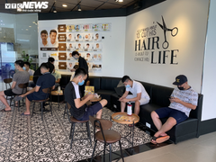 Quán cắt tóc từ sang chảnh đến bình dân quá tải ngày mở cửa trở lại