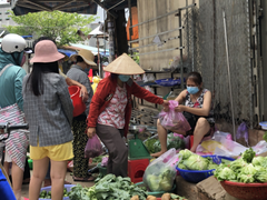 Sau 3 ngày bị cấm hoạt động, chợ tự phát ở TP.HCM vẫn nhộn nhịp mua bán