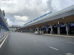 Ảnh: Sân bay lại vắng tanh, bến xe ở TP.HCM thành nơi trung chuyển hàng hoá