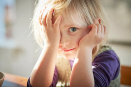 Con quá nhút nhát, cha mẹ cần làm gì?