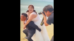 Chú rể ngã nhào khi cõng cô dâu chụp ảnh