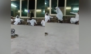 Bị thả chuột vào người, anh chàng to lớn chạy tán loạn