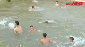 Video: Thanh niên nhảy gần chục mét xuống tắm kênh thủy lợi ở Hà Nội