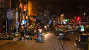 Video: Tiểu thương chợ tự phát bỏ chạy tán loạn khi thấy lực lượng chức năng